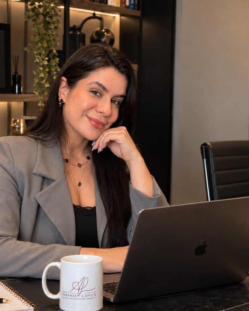 Amanda Lopes, advogada, em seu escritório